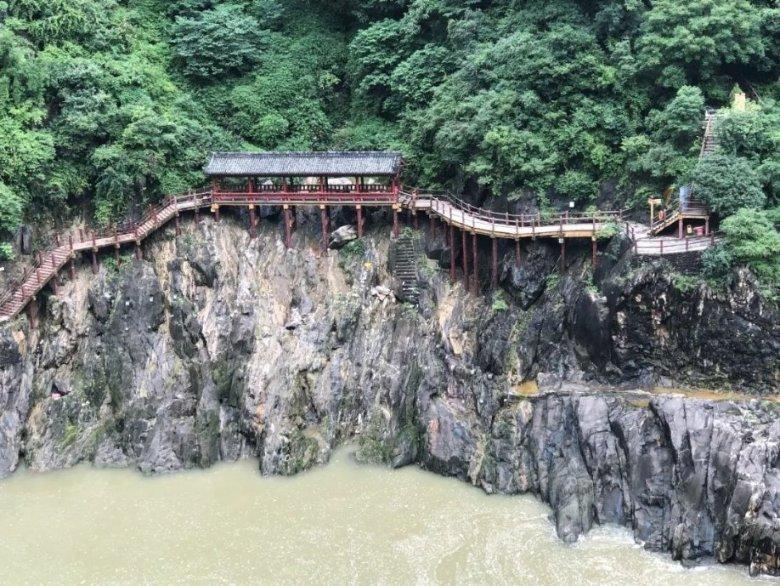 郭晶晶为黄泳霖庆生,穿宽松高领毛衣出镜,而霍启刚则去中东出差
